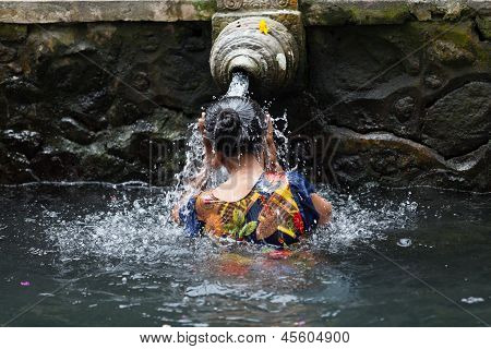 Kutsal Kutsal kaynak suyu, Bali arıtma