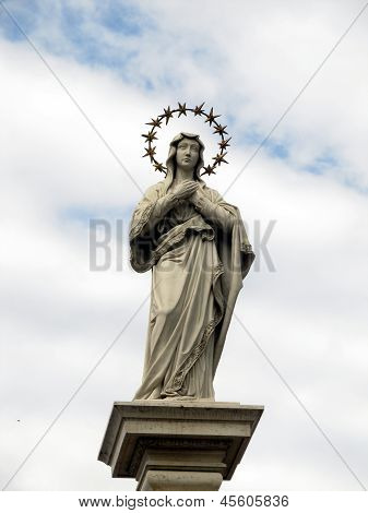 Statue der Jungfrau Maria vor dem Kloster von Jasna Gora In Tschenstochau makellos
