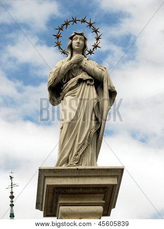 Statue der Jungfrau Maria vor dem Kloster von Jasna Gora In Tschenstochau makellos