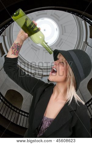 Frau mit Wein