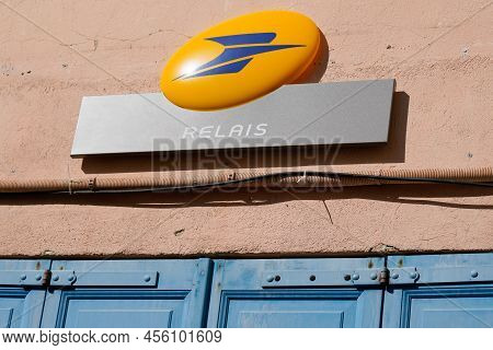 Bordeaux , Aquitaine  France - 06 05 2022 : La Poste Relais Office Text Sign French Post Logo Brand 
