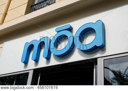 Bordeaux , Aquitaine  France - 05 17 2022 : Moa Brand Text And Logo Sign On Wall Facade Store French