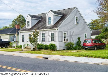 Assateague. Maryland. Usa. June 3, 2022, Beautiful Front Yard Of Typical American Single Family Home