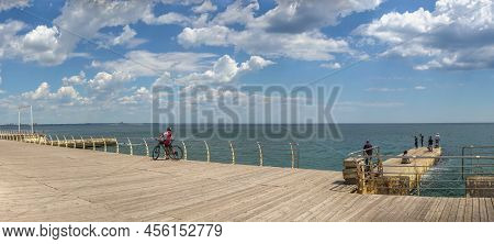 Odessa, Ukraine 27.05.2022. Sunny Spring Day On The Embankment Of Lanzheron Beach In Odessa During T