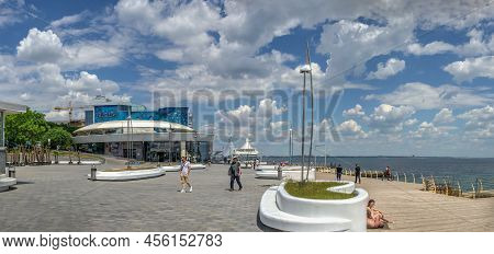 Odessa, Ukraine 27.05.2022. Sunny Spring Day On The Embankment Of Lanzheron Beach In Odessa During T