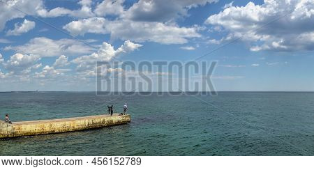 Odessa, Ukraine 27.05.2022. Sunny Spring Day On The Embankment Of Lanzheron Beach In Odessa During T