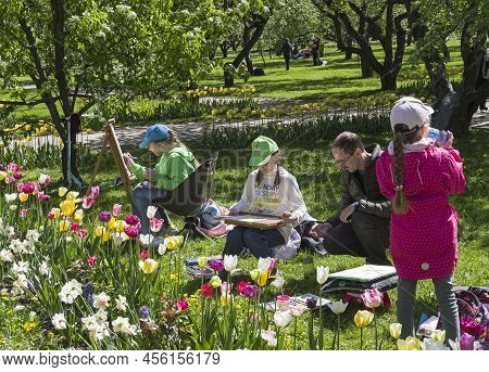 Moscow, Russia - May 22, 2022:  Young Artists In The Open Air - Children Draw Blooming Tulips In Kol