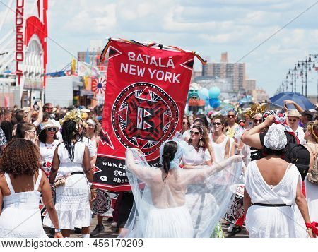 New York, Usa - June 22, 2019: Image Of The People Participating In The Coney Island Mermaid Parade.