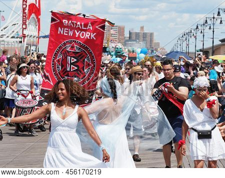 New York, Usa - June 22, 2019: Image Of The People Participating In The Coney Island Mermaid Parade.