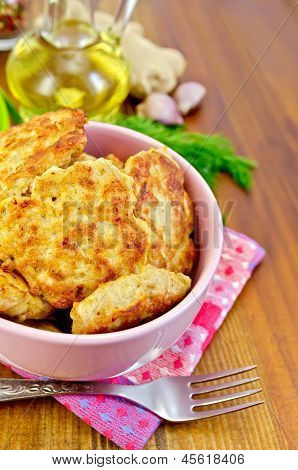 Æbleskiver kylling i en Pink skål på en serviet