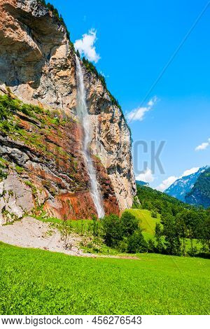 Staubbachfall Wasserfall Waterfall In Lauterbrunnen Valley In The Interlaken District In The Bern Ca
