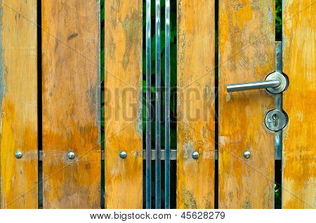 houten deur met metalen slot