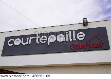 Bordeaux , Aquitaine  France - 06 10 2022 : Courtepaille Grill Brand Text And Sign Logo On Entrance 