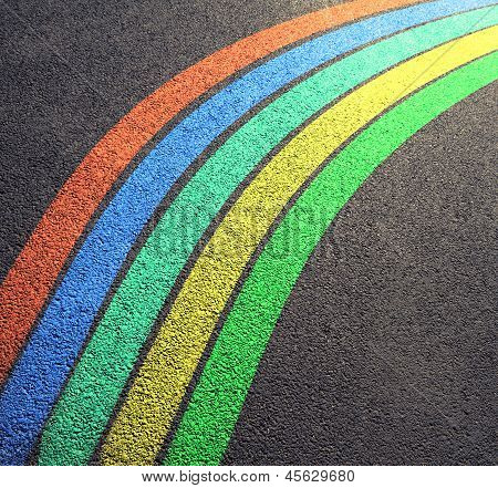 Arcobaleno sul marciapiede.