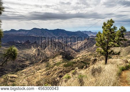 Gran Canaria Hiking Route Cruz De Tejeda To Artenara, View Into Caldera De Tejeda, Gran Canaria, Can
