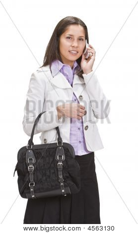Casualmente vestita donna parlare al telefono