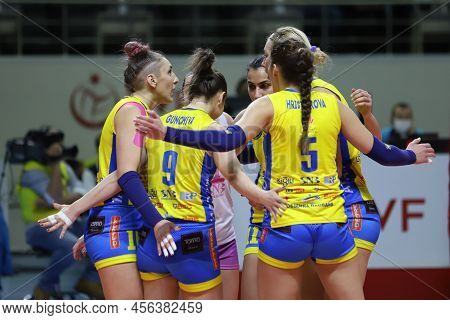 Istanbul, Turkey - January 19, 2022: Vc Maritza Players Celebrating Score Point During Fenerbahce Ce
