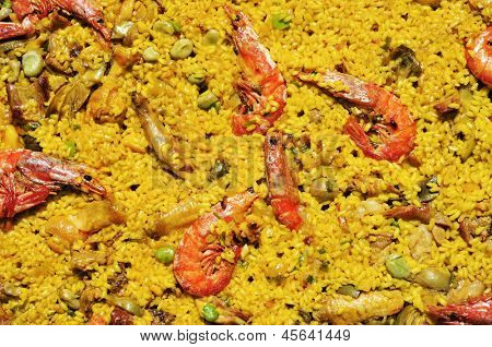 closeup ของ mixta paella ปกติจากสเปน ไก่และอาหารทะเล