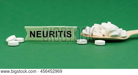 Medicine Concept. On A Green Surface, A Wooden Spoon With Pills And A Sign With The Inscription - Ne