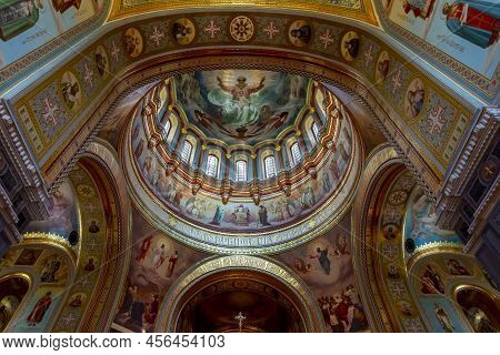 Moscow, Russia - June 2022: Interiors Of Cathedral Of Christ The Savior (khram Khrista Spasitelya)