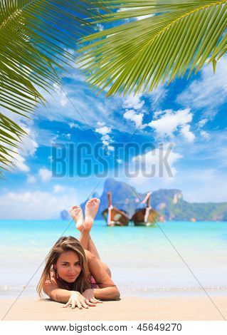 Mulher jovem Latino 9º na praia no resort exótico