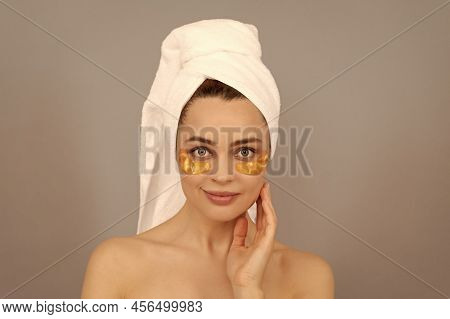 Do Care More. Applying Golden Anti-fatigue Mask. Girl Reduce Eye Bags. Skincare. Collagen Cosmetic