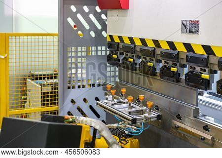 Automatic Vacuum Pad Or Suction Cup Set On Robot Arm For Pick Material Flat Sheet For Folding By Hyd