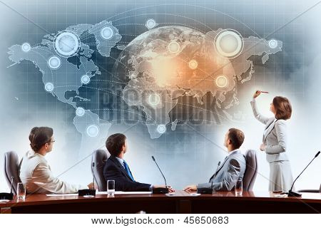 Immagine degli imprenditori alla presentazione guardando progetto virtuale