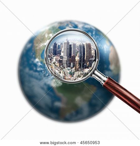 Planeta mini conceptual con rascacielos en él bajo una lupa. Elementos de esta imagen son f