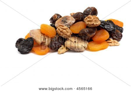 กองผลไม้ตากแห้งและวอลนัท