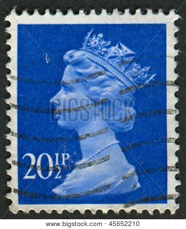 UK-CIRCA 1983: et frimærke, trykt i UK viser billede af Elizabeth II er den forfatningsmæssige monark af 16