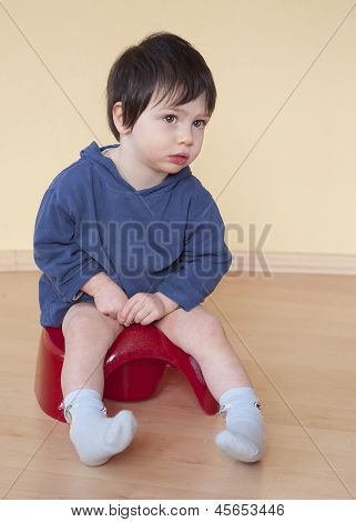 Bambino sul vasino