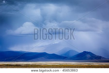 Sílící bouře v horách Himálaje. Ladakh, Indie