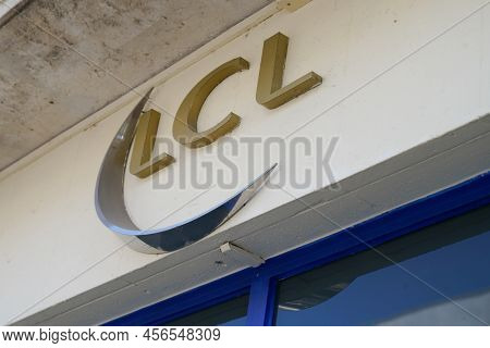 Bordeaux , Aquitaine  France - 06 15 2022 : Lcl Banque Et Assurance Logo Text And Brand French Sign 