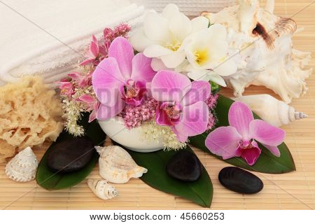 อุปกรณ์นวดสปาออร์คิด freesia, spirea และ meadowsweet ดอกไม้มากกว่าพื้นไม้ไผ่