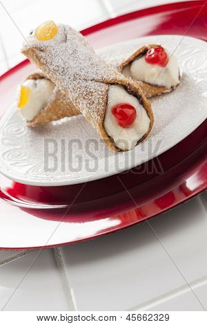 Twee smakelijke Cannoli op een plaat.