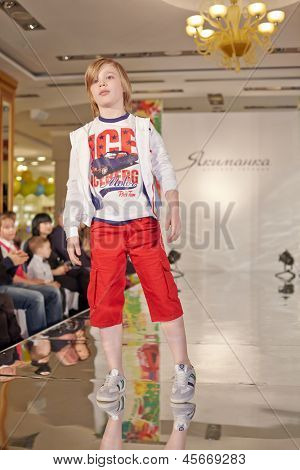 Moskou - 17 MAR: Tiener model presteert op podium van kinderen Gallery Yakimanka tijdens de 5e Yakim