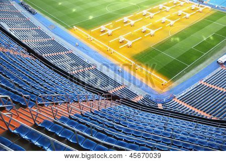 MADRID - MAR 8: Kunstigt lys til dyrkning græsplæner i Santiago Bernabeu stadion på 8 Mar 2012 i Ma