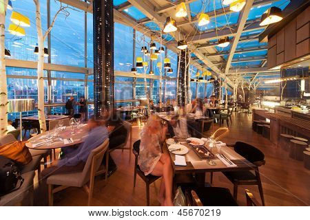 Moskva - AUG 8: Moderne design af restaurant tres med en smuk udsigt over byen på August 8, 20