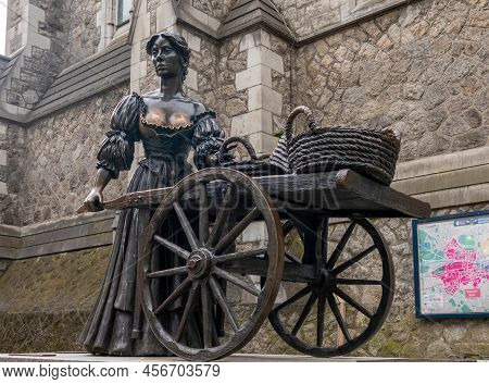 Dublin, Ireland - June 2, 2022: Molly Malone Statue In Dublin Ireland, An Iconic Landmark
