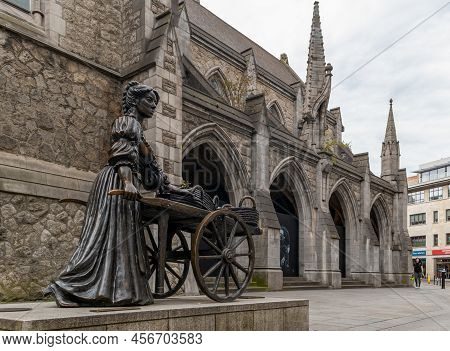Dublin, Ireland - June 2, 2022: Molly Malone Statue In Dublin Ireland, An Iconic Landmark