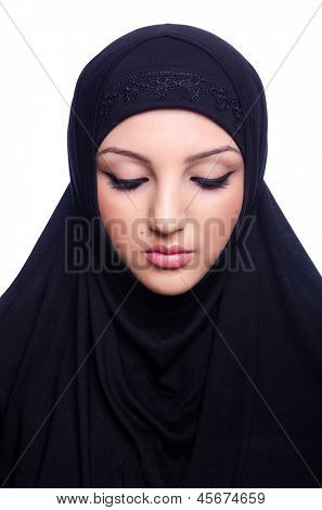 Mujer joven musulmana llevar hijab en blanco