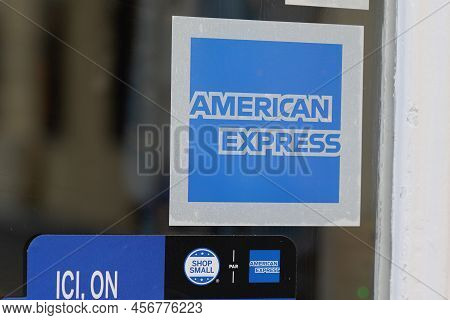 Bordeaux , Aquitaine  France - 06 15 2022 : American Express Logo Brand And Sign Text On Door Window