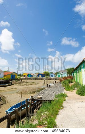 เคบินไม้สีสันสำหรับประมงหอยนางรมที่ Oleron ชาโตว์เดอ