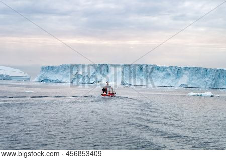 Beautiful Icebergs In Geenland From A Boat Trip From Ilulissat .