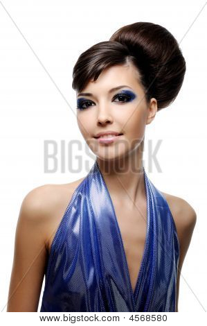 Jeune femme avec une coiffure Fashion