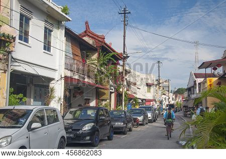 Melaka, Malaysia.  August 17, 2017.  A Street With Parked Cars On It Within The Jonker Walk Scenic A