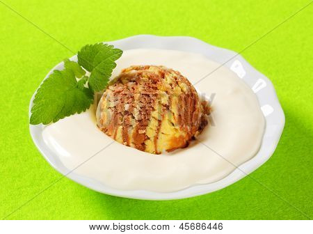 cookie lody i wanilia puding na zielonym tle