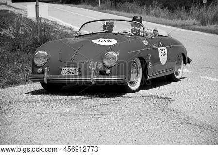 Urbino, Italy - Jun 16 - 2022 : S.i.a.t.a. Daina Gran Sport Stabilimenti Farina 1952 On An Old Racin