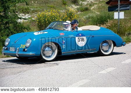 Urbino, Italy - Jun 16 - 2022 : S.i.a.t.a. Daina Gran Sport Stabilimenti Farina 1952 On An Old Racin